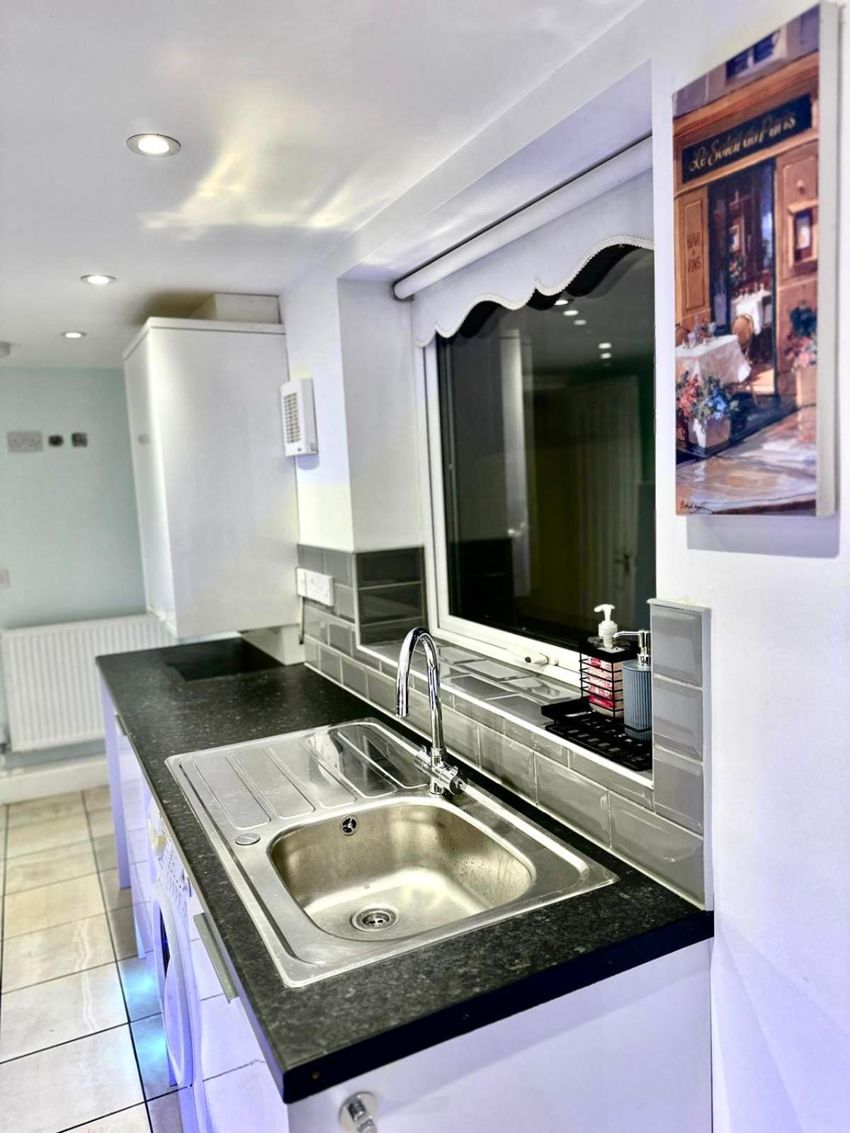 Beautiful Entire House! Apartment