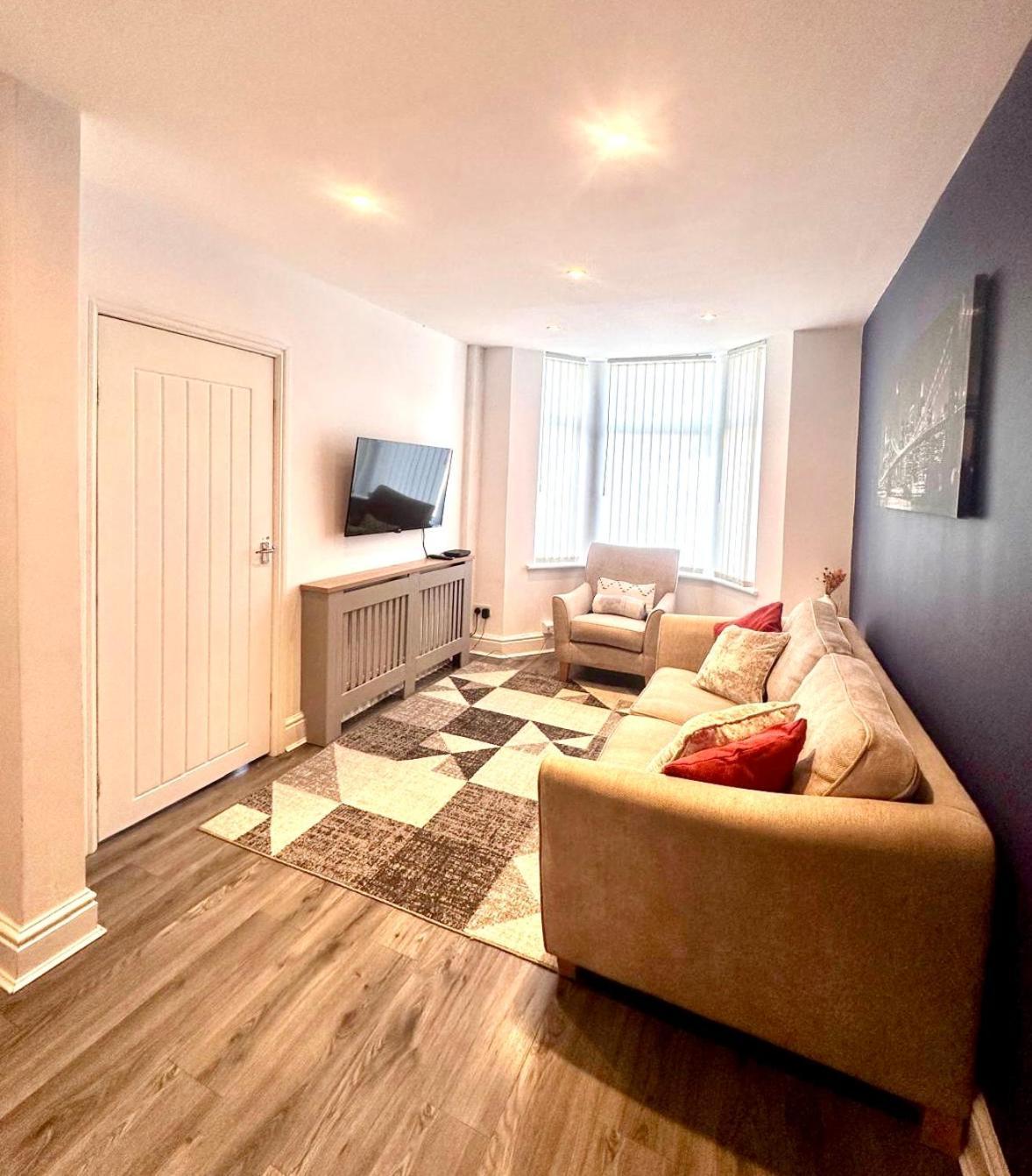 Beautiful Entire House! Apartment
