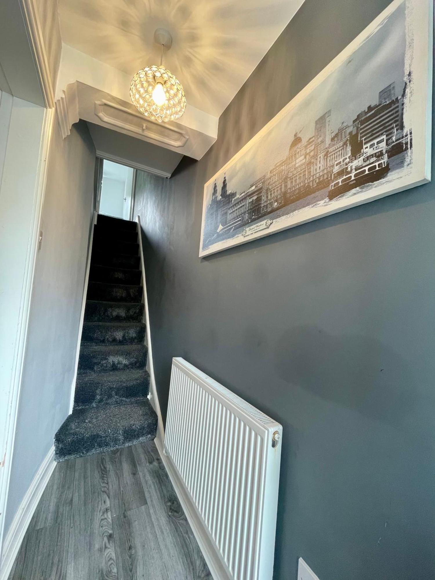Beautiful Entire House! Apartment